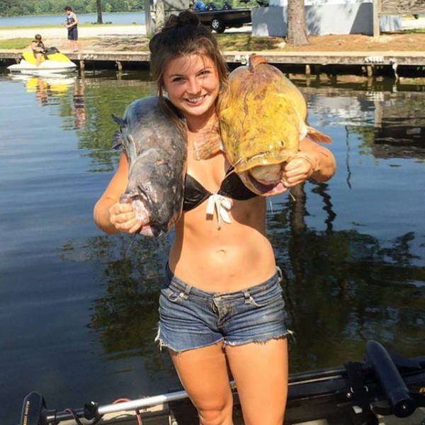 this_cute_girl_is_capable_to_catch_a_13_kg_catfish_with_her_bare_hands_640_03.jpg