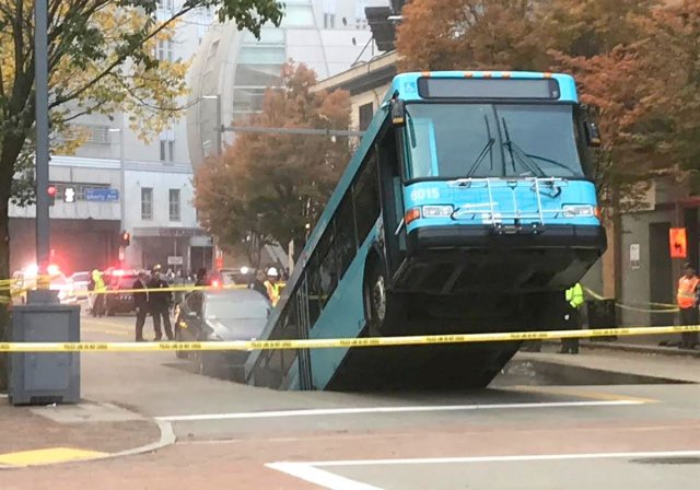 Pittsburgh-Downtown-port-authority-bus-sinkhole-1572268533.jpg