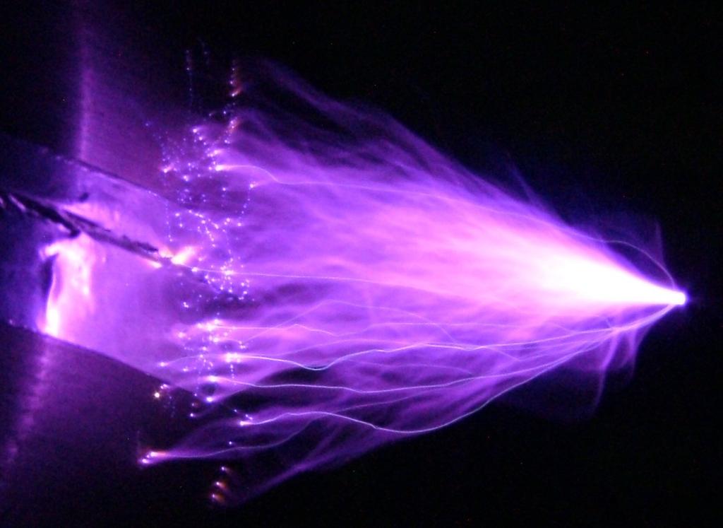 low_power_tesla_coil_sstc_spark.jpg